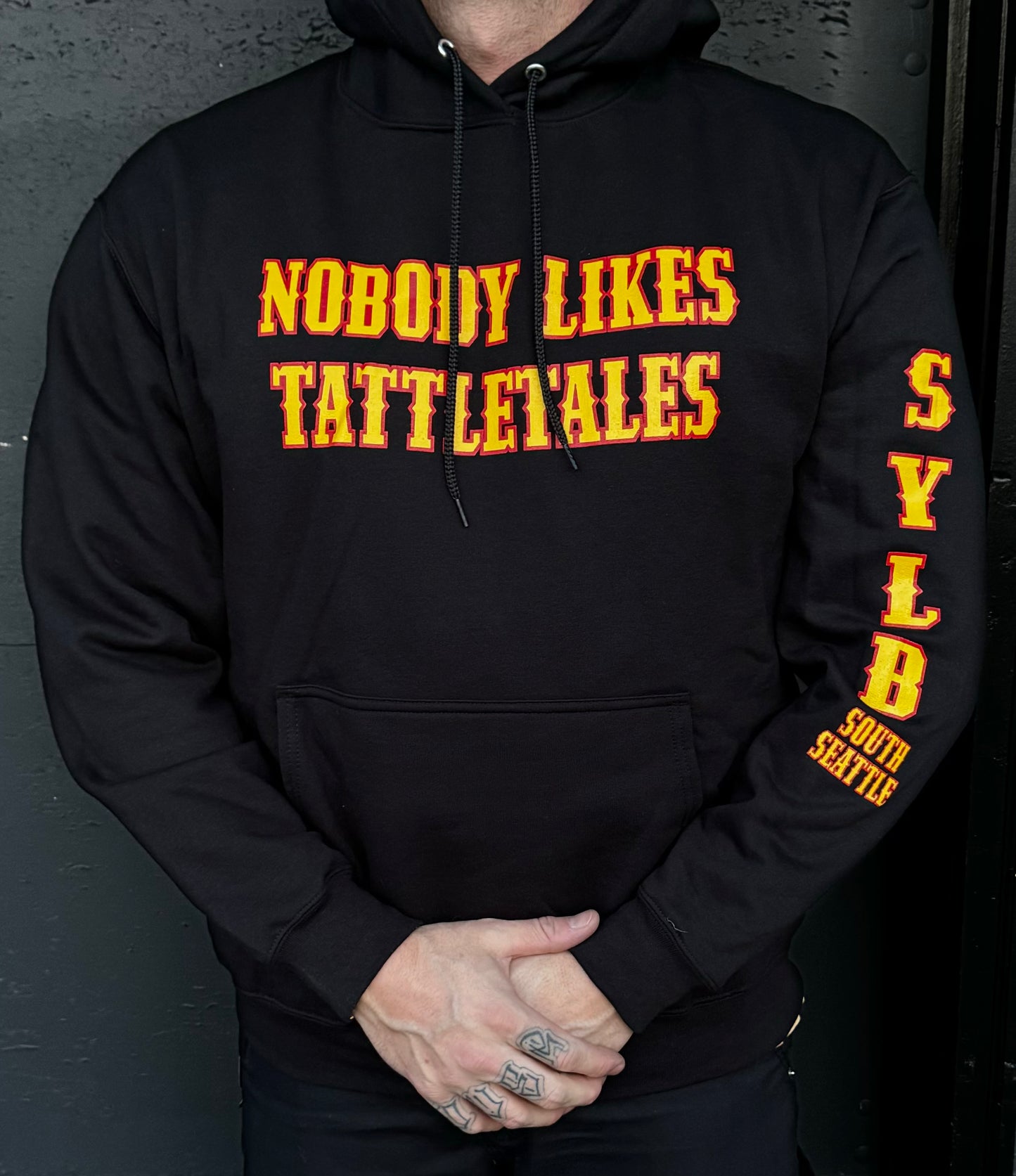 Tattletale hoodie black